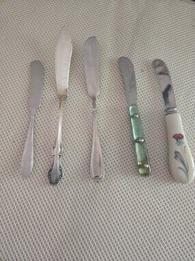 5 assorted small spread knives, assorted patterns